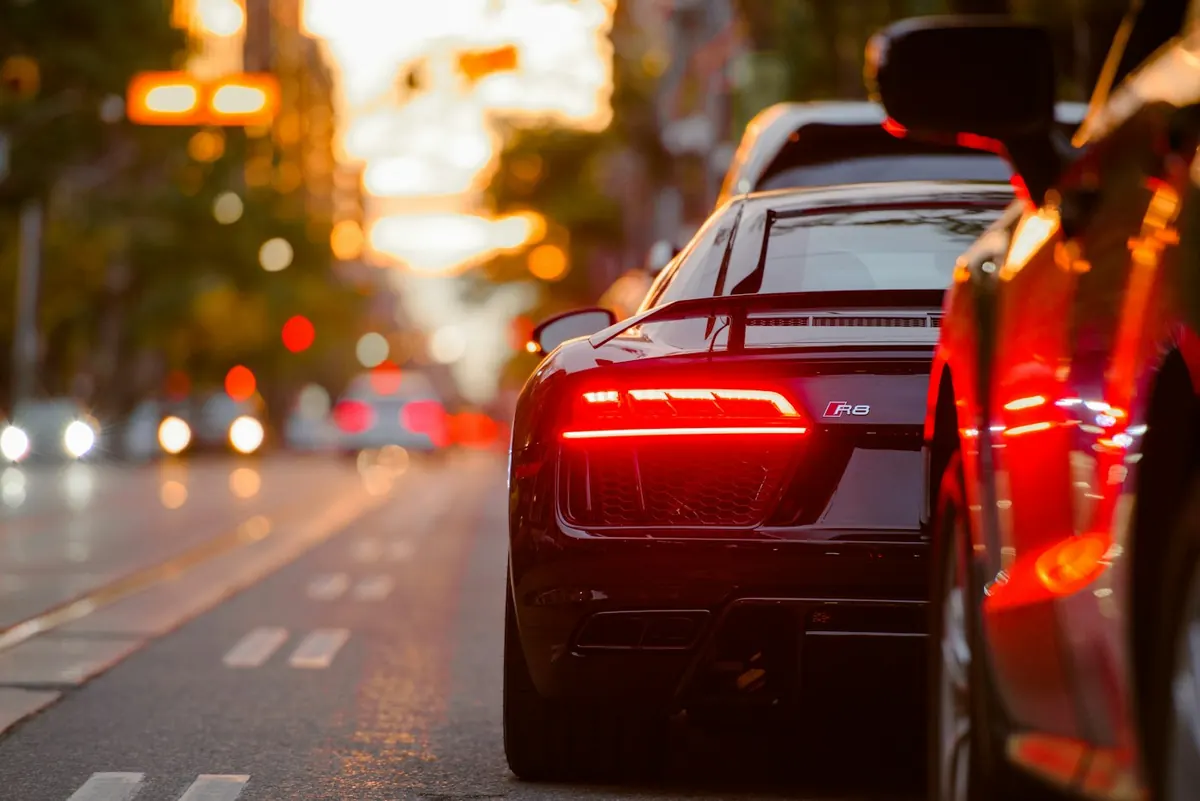 Coches circulando por la ciudad al atardecer, meses después de la reparación
