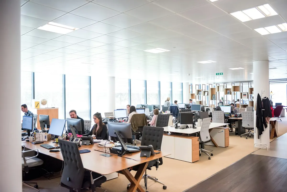 Oficina de una empresa con flota de vehículos